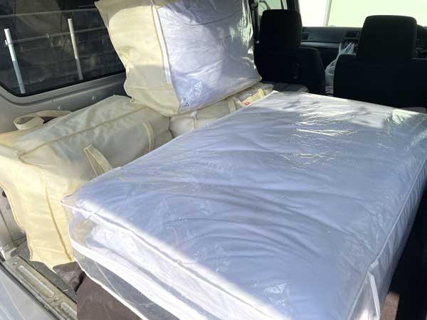 レンタル布団を車に積み込んだ画像
