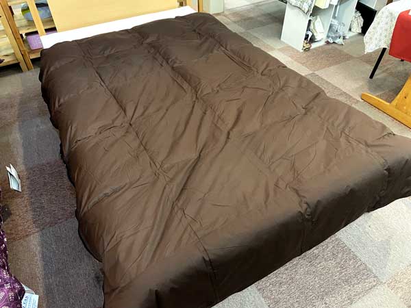 寝袋を広げるとダウンケットになります