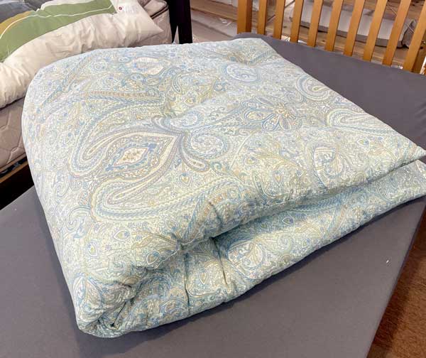 船舶用の綿布団をたたんだところ